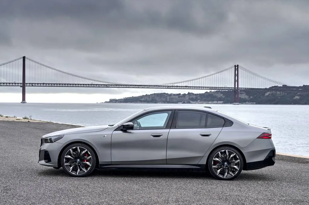 Bmw i5 review, gm ev home backup, vw chooses nacs, free fast charging: the week in reverse